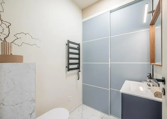 Sunny Garden Street In Apartment *